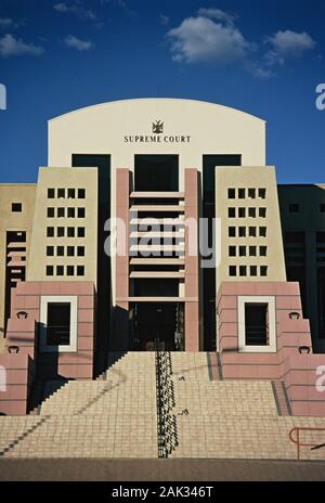 Das moderne Gebäude des Obersten Gerichts auf der Post Street Mall in Windhoek, Namibia. (Undatiertes Foto) | Verwendung weltweit Stockfoto