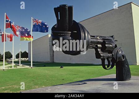 Ein anti-Krieg Skulptur, ein Gewehr mit einem Knoten, vor dem Mahnmal für den Frieden, Memorial pour la Paix, in Caen (Departement Calvados), Frankreich, erinnert o Stockfoto