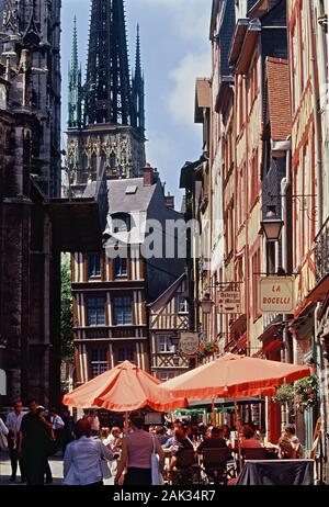 Ausblick auf die Rue Martainville mit der gotischen Kirche von Saint Quay Portrieux in Rouen im Departement Seine-Maritime, Frankreich. (Undatiertes Foto) | Verwendung worl Stockfoto