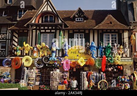 Ein Shop in Blonville-sur-Mer im Departement Calvados, Frankreich, bietet Strand Gang. (Undatiertes Foto) | Verwendung weltweit Stockfoto