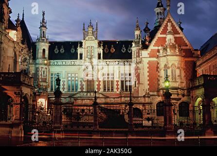 Blick auf das Palais Benediktiner in Fecamp im Departement Seine-Maritime, Frankreich. Der Palast wurde im neugotischen und im Stil der Neorenaissance erbaut Stockfoto