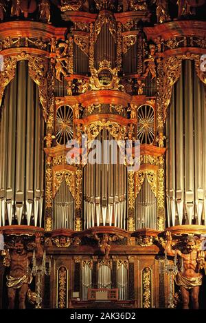 Blick auf die Orgel in der Pfarrkirche St. Kilian in Bad Windsheim (Bayern), Deutschland (Undatiertes Foto) | Verwendung weltweit Stockfoto