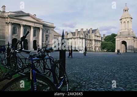 Rund um einen großen Platz Gruppe der Campanile und eine Kapelle von 1592 Trinity College in der Irischen Hauptstadt Dublin gegründet. (Undatiertes Foto) | Verwendung Welt Stockfoto