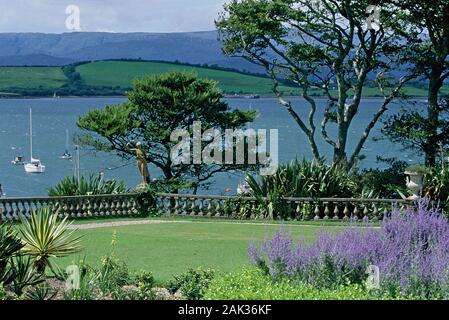 Einen tollen Blick auf die Bantry Bay bietet der Park des Bantry House, das im 18. Jahrhundert erbaut wurde und in Bantry im Süden von Irela gelegen Stockfoto