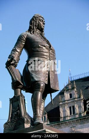 Ein Denkmal des deutschen Barock Komponisten Georg Friedrich Händel steht auf dem Marktplatz in Halle. Händel wurde 1685 in Halle geboren und starb in Lo Stockfoto