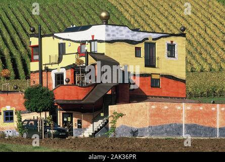 Blick auf das Weingut Hirn, im Stil des Architekten Friedensreich Hundertwasser erbaut und von Weinbergen in Untereisenheim (Bayern), Ger umgeben Stockfoto