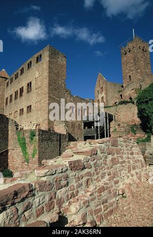 Blick auf Teile der Burg Wertheim in Wertheim am Main in Baden-Wuerttemberg, Bayern (Undatiertes Foto) | Verwendung weltweit Stockfoto