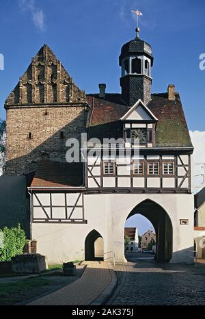 Eine pittoreske Stadt Gate im Rahmen der Architektur ist das Relikt der mittelalterlichen Stadtmauer in der Altstadt von Bad Saarow. Das Spa ist in t entfernt Stockfoto