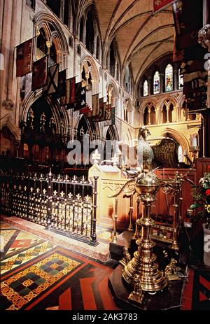 Ein wunderschön eingerichtetes Rednerpult steht im 12. Jahrhundert die St. Patrick's Cathedral, die größte Kirche von Irland, in Dublin. (Undatiertes Foto) | Verwendung nicht Stockfoto