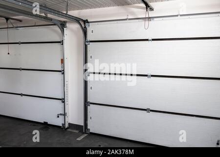 Automatische Garagentore. Blick von der Garage. Stockfoto