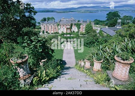 Ein großer Park umgibt das Bantry House, das im 18. Jahrhundert an der Bantry Bay in Bantry im Süden von Irland gebaut wurde. (Undatiertes Foto) | Verwendung Stockfoto