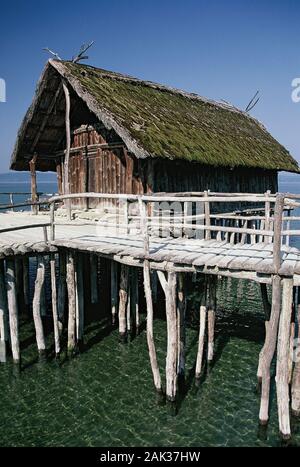 Die Rekonstruktion eines Pfahlbauten der Stein- und Bronzezeit steht in der Stelzenhaus Museum in Unteruhldingen am Ufer des Sees Constanc Stockfoto