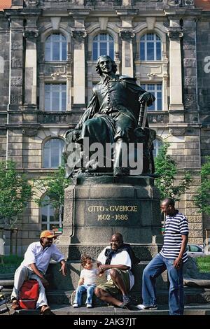 Fußgänger am Fuß der Otto-von-Guericke-Universität Memorial in Magdeburg. Otto-von-Guericke-Universität (1602-1686) war ein deutscher Politiker, Rechtsanwalt, natürliche Stockfoto