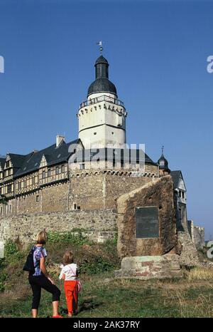 Besucher stehen direkt vor der Burg Falkenstein in der Nähe von Falkenstein im Harz im Bundesland Saxony-Anhaltv in der Mitte Deutschlands. Stockfoto