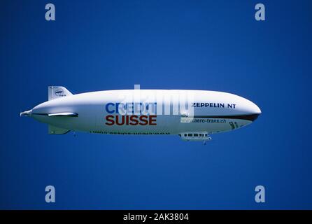 Ein Zeppelin schwebt am Himmel über Friedrichshafen. Der Gründer des Deutschen Luftschiff, Graf Ferdinand Von Zeppelin, kam vom Bodensee Regio Stockfoto