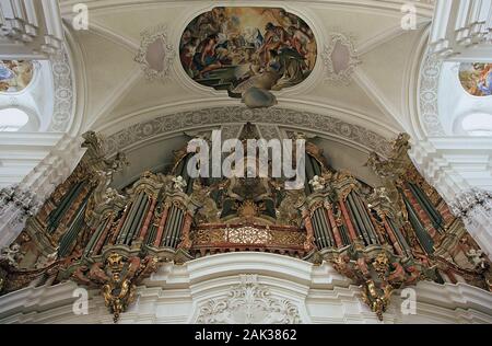 Blick auf die Orgel Aussicht auf die berühmte Gabler Orgel in der barocken Basilika St. Martin in Weingarten. Die Orgel wurde von Joseph Gabler erbaut. Die großen Stockfoto