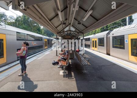 Velten Bahnhof ist einer der ursprünglichen North Shore Line Stations gebaut als eine einzige Zeile Plattform im Jahre 1916 dann 1928 mit der zweiten Zeile hinzugefügt. Stockfoto