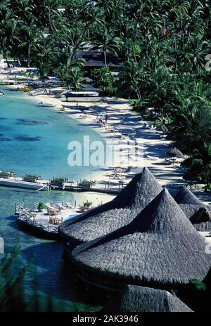 Strohgedeckten Hütten stehen am Strand der Luxus Hotel Sofitel Marara auf der Insel Bora Bora in Französisch Polynesien. Bora Bora ist eine der am meisten exp Stockfoto