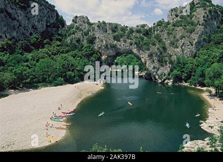Blick auf die Pont'Arc, Frankreich, das ist eine natürliche Steinbrücke über den Fluss Ardèche. Kanus liegen am Ufer. (Undatiertes Foto) | Verwendung worldw Stockfoto