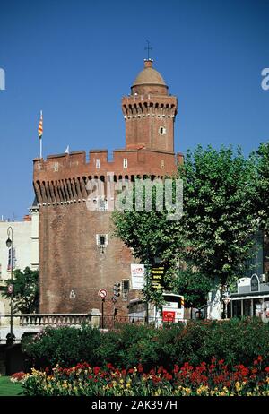 Blick auf die Stadt gate Le Castillet, von 1368-1483 gebaut, in Perpignan, Frankreich. Das Tor ist das Wahrzeichen der Stadt und beherbergt die katalanischen Museum Ca Stockfoto