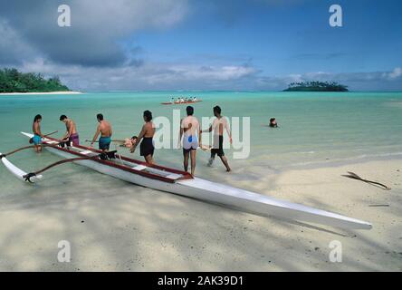 Die einheimischen der Cook Inseln Training mit ihren Outrigger Kanu am Muri Beach auf der Insel Rarotonga. Die Outrigger Kanu ist die traditionelle Art o Stockfoto