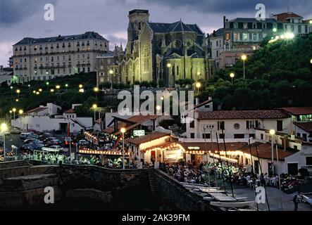 Blick auf den beleuchteten Hafen unterhalb der Kirche in Ste-Eugenie Birarritz, Frankreich. (Undatiertes Foto) | Verwendung weltweit Stockfoto