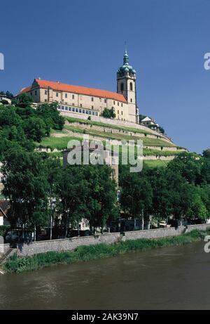 Hoch über der Elbe auf einem Hügel in Melnik ist das Renaissance Schloss von Lobochowitz neben der Kirche St. Peter und Paul. Die Steigung ist u Stockfoto