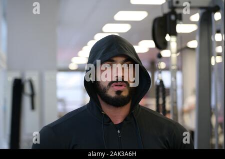 Sport motivation Konzept der Jungen bärtigen Mann in Hoodie in Fitness Gym mit Geist geistige Konzentration Stockfoto