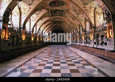 Eine verzierte Decke Dach der Halle von Antiquitäten (Antiquarium) in der Residenz in München. Die Halle von Antiquitäten ist die größte Renaissance Halle Nort Stockfoto