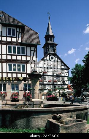 Wunderschöne Fachwerkhäuser am Marktplatz von Bad Sooden-Allendorf. Bad Sooden-Allendorf liegt im Norden des Landes entfernt Stockfoto