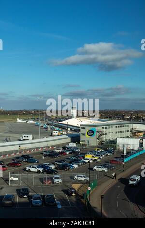 Allgemeiner Blick auf das Terminal am Flughafen London Southend an einem Hellen Januartag Vom Holiday Inn Aus Stockfoto