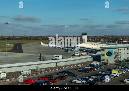Allgemeiner Blick auf das Terminal am Flughafen London Southend an einem Hellen Januartag Vom Holiday Inn Aus Stockfoto