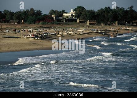 Sandstrände erstrecken sich von Sonstige Kilometer entlang des Indischen Ozeans in Mahabalipuram im Bundesstaat Tamil Nadu in Südindien. Mehrere f Stockfoto