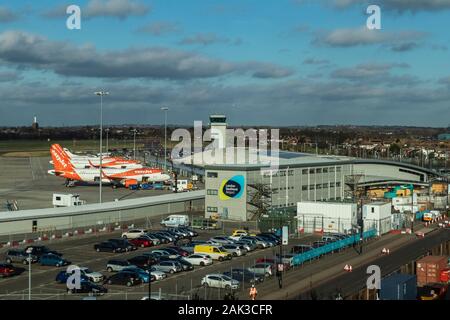 EasyJet-Flugzeuge Parkten am Flughafen Terminal Southend an einem Hellen Januartag Stockfoto