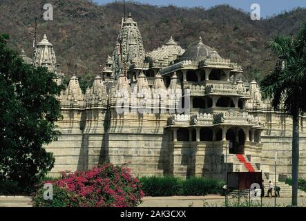 Ansicht der Jain-Tempel in Ranakpur. Es war aus weißem Marmor und stammt aus dem 14. und 15. Jahrhundert. Die Religion des Jainismus entstand ca. Stockfoto