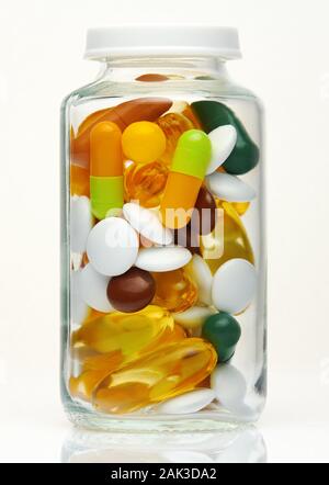 Glas Flasche voll von bunten Pillen, Tabletten, Vitamine, Drogen, Omega 3 Fischöl, Gel, Kapseln, Arznei- und Nahrungsergänzungsmittel für das Gesundheitswesen. Pharmace Stockfoto