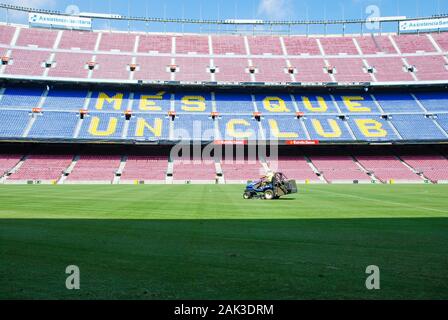 Spanien, BARCELONA - JULI 2013: Ein Blick auf das Heimstadion des FC Barcelona, das Stadion Camp Nou und den Rasenmähertraktor. Stockfoto