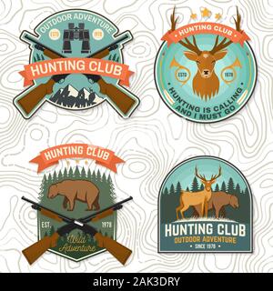 Einstellen der Jagd club Abzeichen. Vektor Konzept für T-Shirt, Aufkleber, Druck, Stempel, Patch. Vintage Typografie Design mit Jagd Gewehr, Wildschwein, Jäger, Bären, Hirsche, die Berge und den Wald. Hunt Club Emblem Stock Vektor