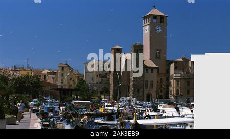 Der alte Hafen von Savona im Nordwesten von Italien ist zeichnete sich durch die mittelalterlichen Türme "Torre del Brandale" in der Altstadt. Bereits während der Mitte Ag Stockfoto