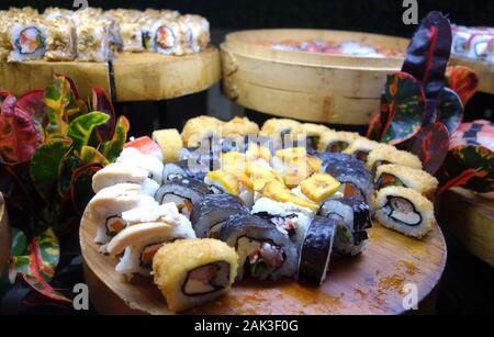 In Scheiben geschnittene rohe Makizushi japanischen Fisch Sushi auf Anzeige im Buffet im Azul Beach Hotel, Puerto Morelos, Riviera Maya, Cancun, Mexiko. Stockfoto