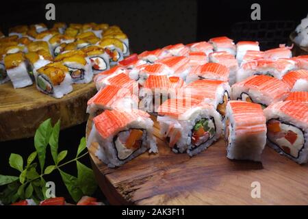 In Scheiben geschnittene rohe Makizushi japanischen Fisch Sushi auf Anzeige im Buffet im Azul Beach Hotel, Puerto Morelos, Riviera Maya, Cancun, Mexiko. Stockfoto