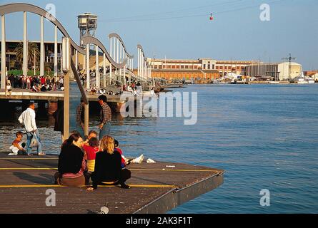 Über den Passeig de Colom, neben dem Gebäude der Hafen "Autonom", wird dies durch eine wellenförmige, Holzsteg, bekannt als die Rambla de Mar (Rambla des Meeres) str Stockfoto