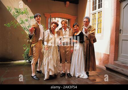 Akteure in original Kostümen führen durch das Goethe-haus in Frankfurt am Main, Deutschland. Das Haus liegt am Großen Hirschgraben 23 entfernt. Johann Wolfgang von Goeth Stockfoto