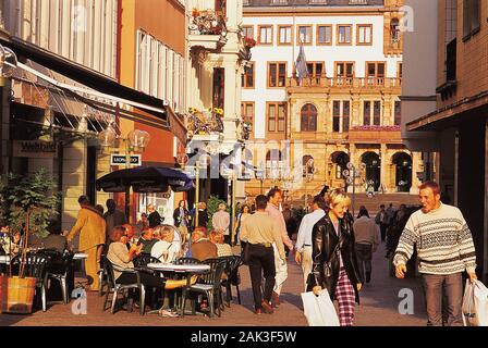 Der Blick durch die Einkaufsmeile in der Marktstraße auf das Rathaus in Wiesbaden, Deutschland. (Undatiertes Foto) | Verwendung weltweit Stockfoto