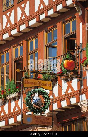 Die galionsfigur eines 'Aeppelwoi' (Apfelwein) Pub in Sachsenhausen, ein Viertel in Frankfurt am Main, Deutschland. (Undatiertes Foto) | Verwendung weltweit Stockfoto