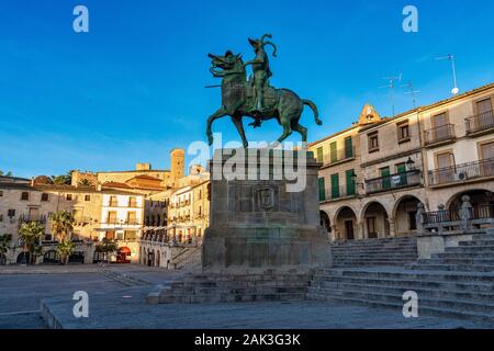 Reiterstandbild von der Eroberer Francisco Pizarro, gelegen auf einem Granitsockel auf dem Hauptplatz der Stadt, Trujillo, Cáceres Provinz, Spa Stockfoto