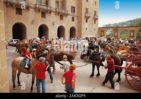 Farbige Treiben auf der Plaza de Santa Maria vor dem Kloster von Montserrat, Katalonien. Das ehemalige Kloster der Benediktiner in die steilen Slo Stockfoto