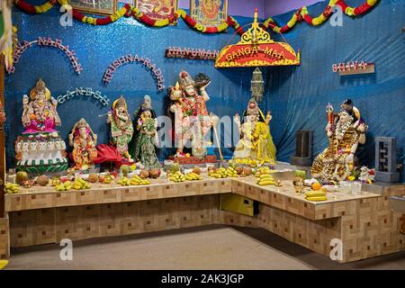 Statuen von mehreren Hidu Gottheiten im Jamaica Maha Kali Tempel in Queens, New York. Stockfoto