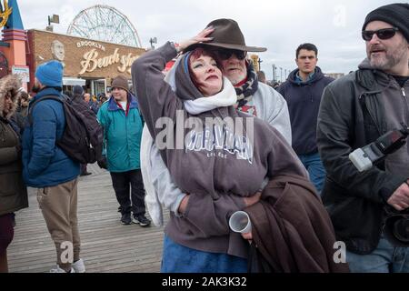 Vor der jährlichen Polar Bear Club Winter schwimmen, ein Paar mittleren Alters engagieren sich in einer unkonventionellen Umarmung. In Coney Island, Brooklyn, New York. Stockfoto
