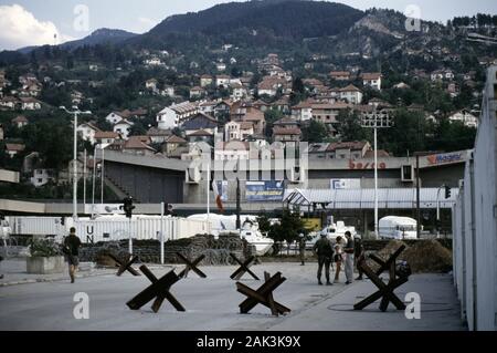 17. August 1993 während der Belagerung von Sarajevo: panzersperren bilden eine Barriere in der austellungshalle Stadium, als United base Nationen für die Französischen Streitkräfte in der Innenstadt. Stockfoto